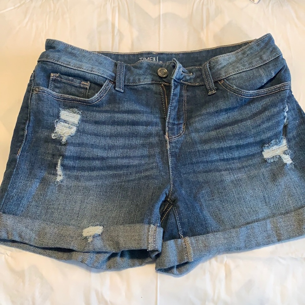 Time and Tru mid rise shorts